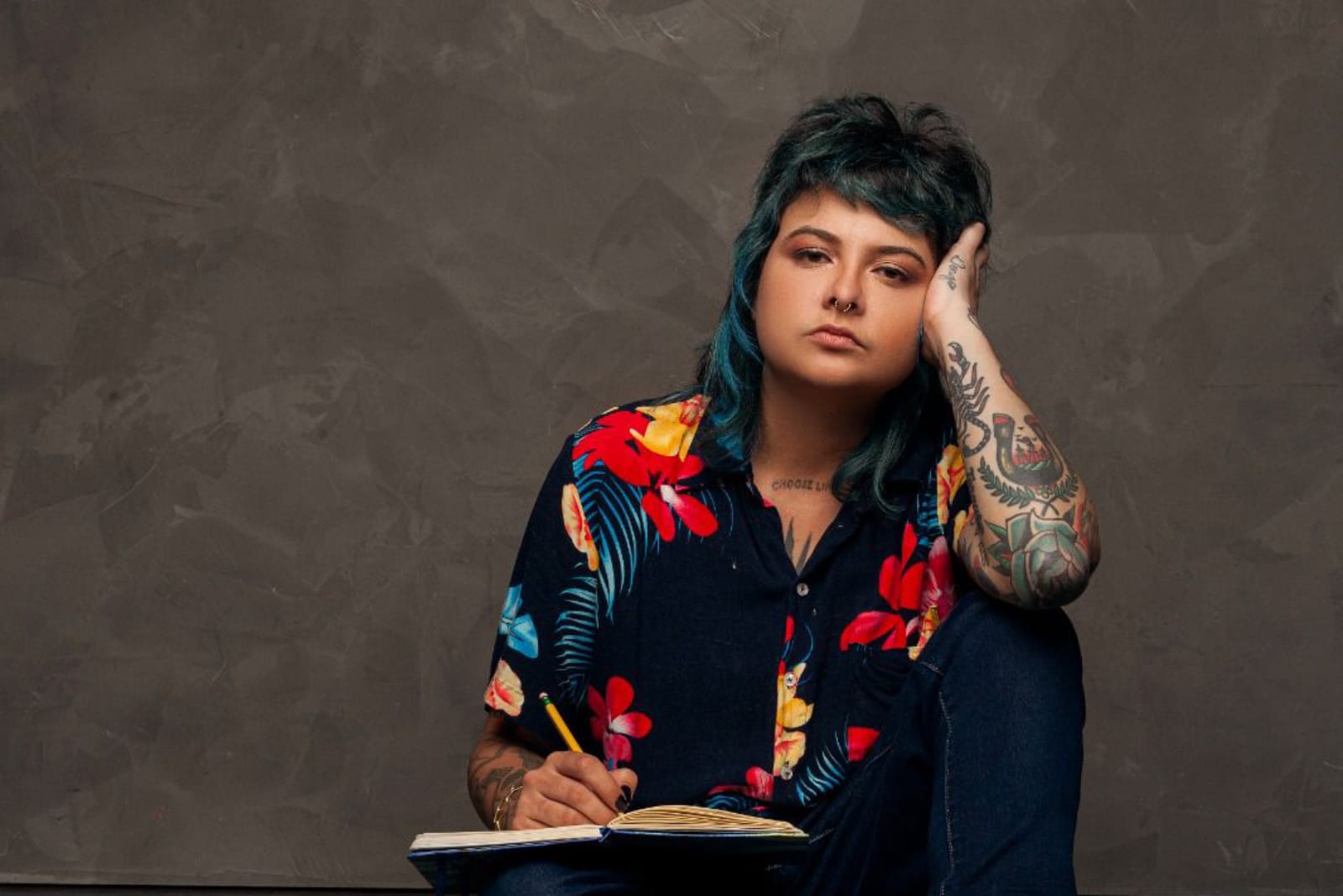 Giovanna Lima talvez “não estivesse viva se não tivesse escrito” poemas expostos em “Reinventário”