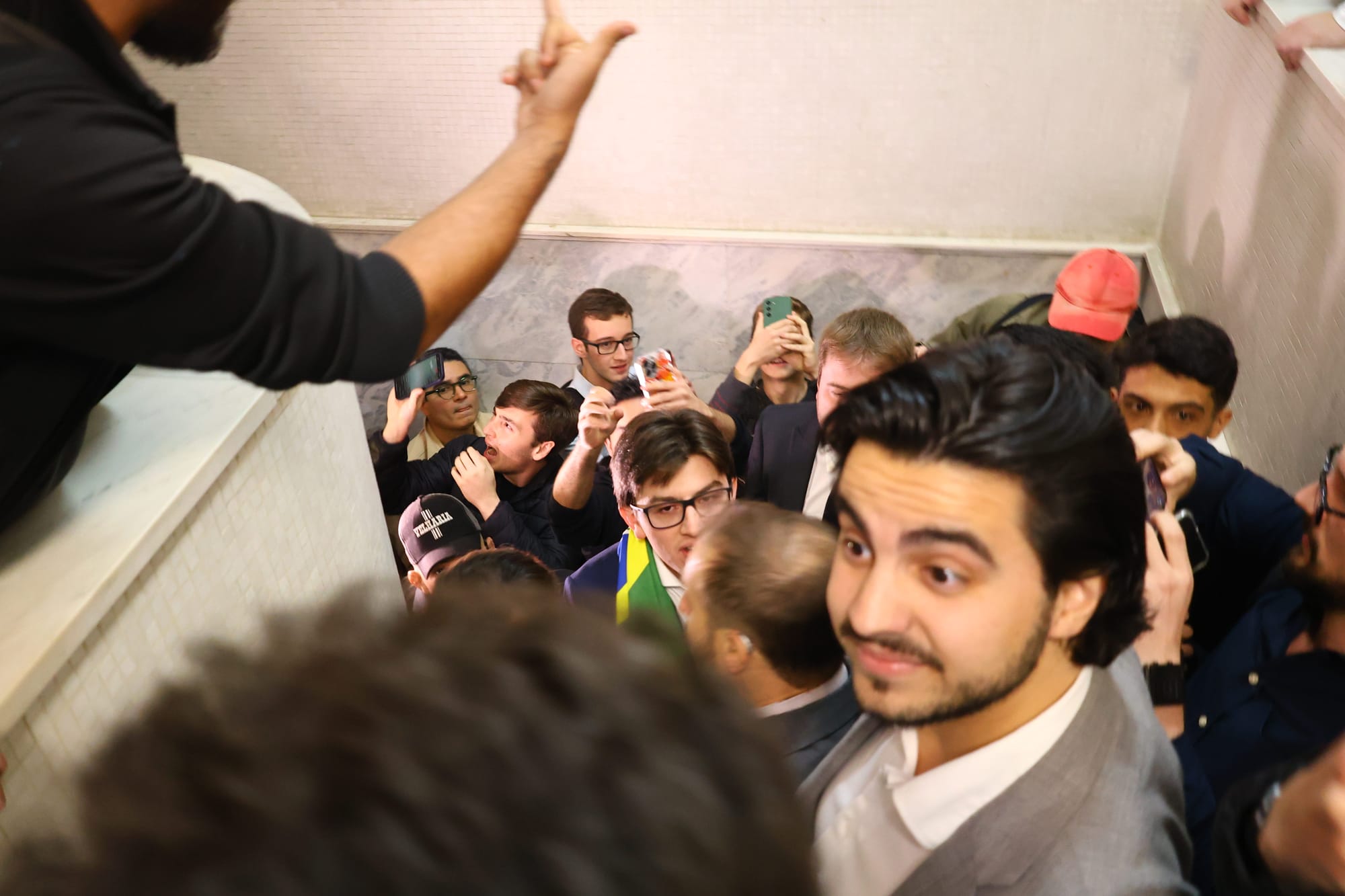 Estudante processa vereadores por tumulto em prédio histórico da UFPR e exposição de imagem