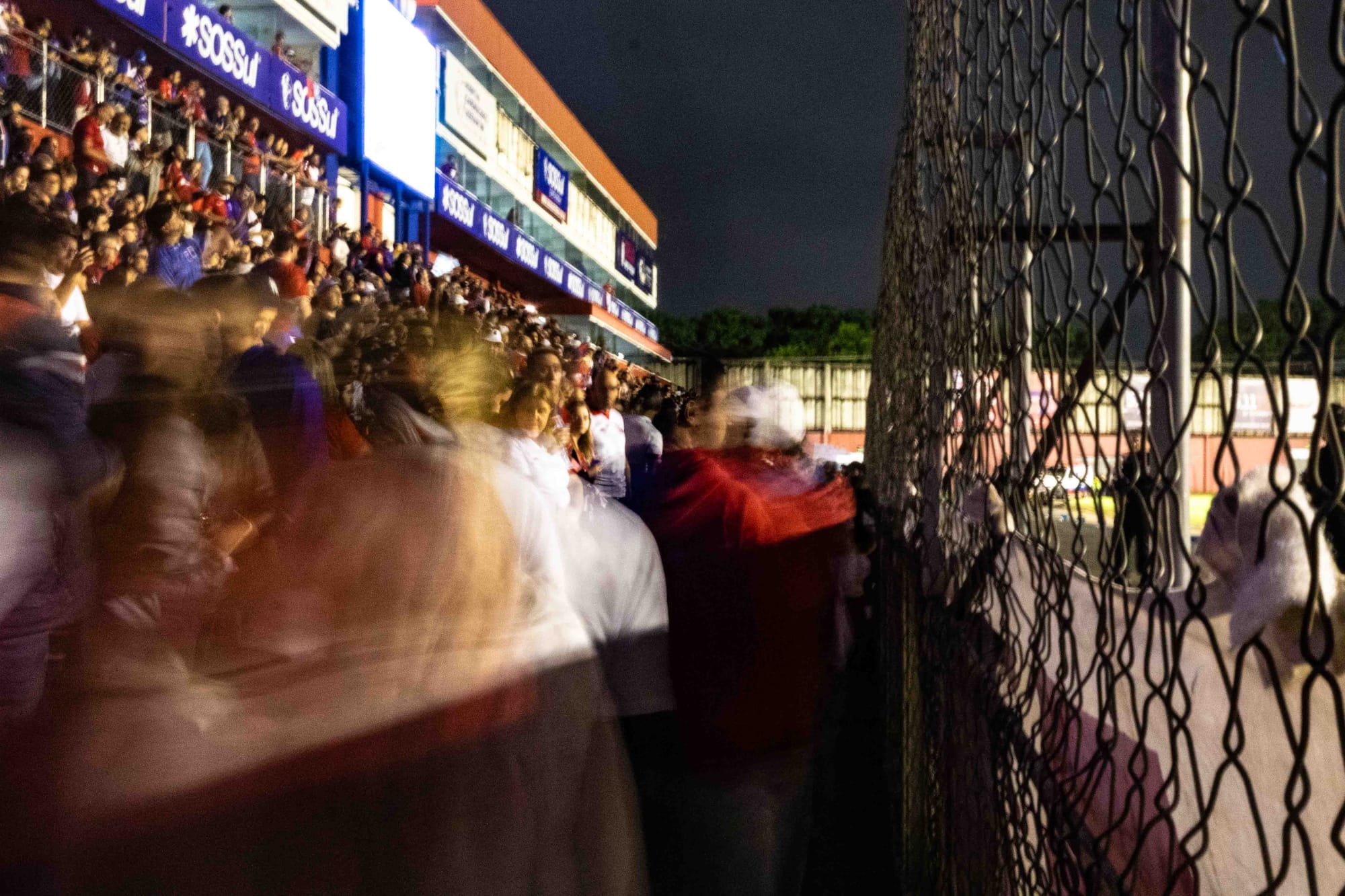 A volta do Paraná Clube: fotografias de uma noite histórica na Vila Capanema