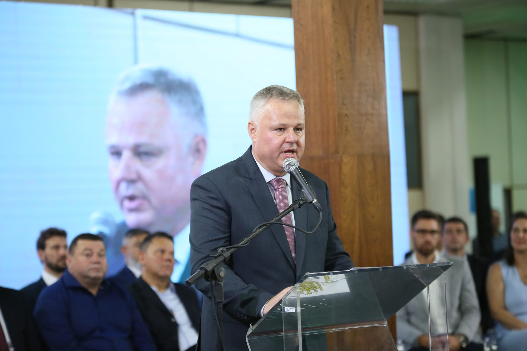 Câmara de Araucária instala comissão para cassar mandato de prefeito do PL