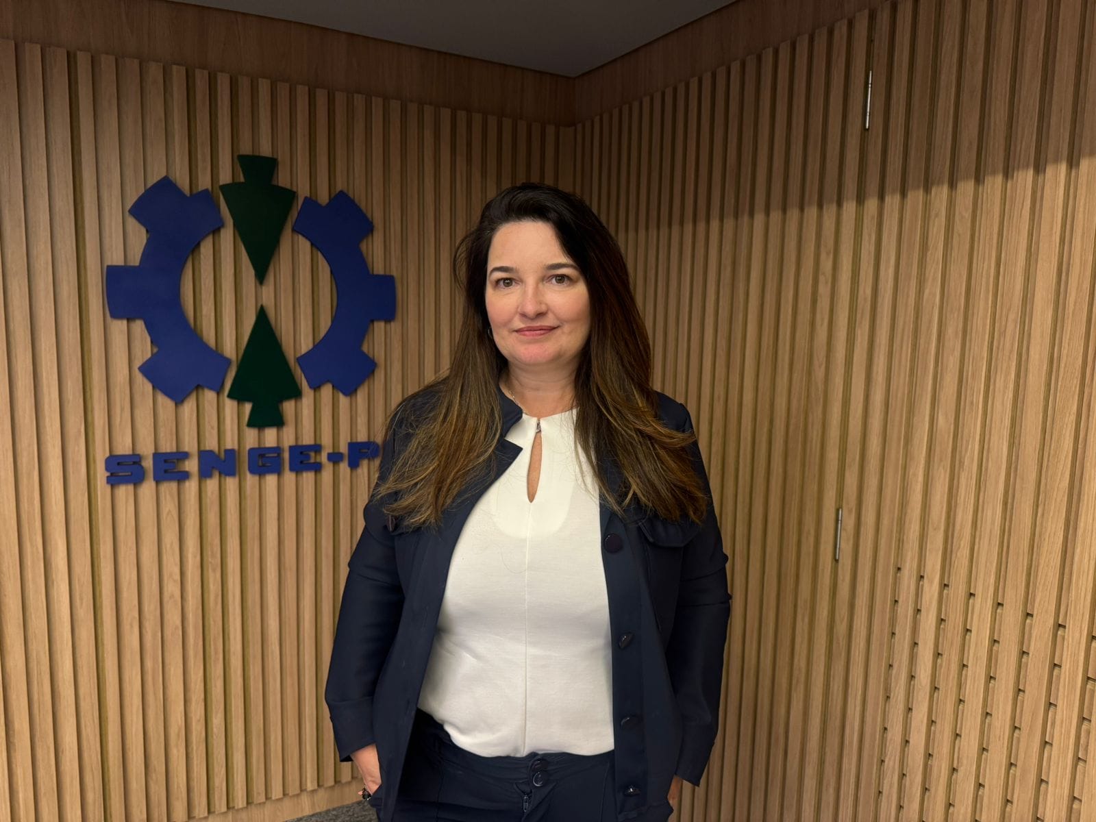 mulher branca sorrindo