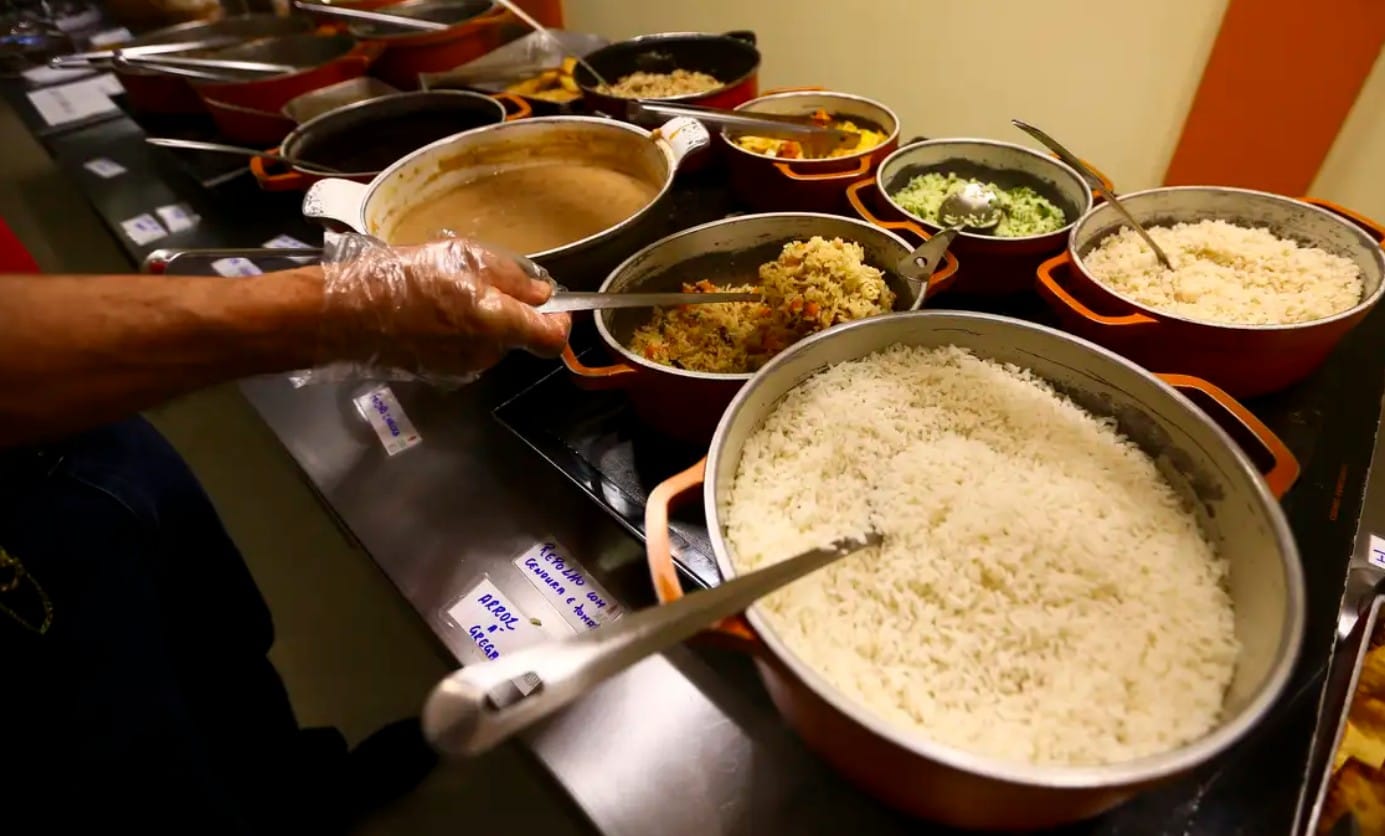 foto de fogão com comida