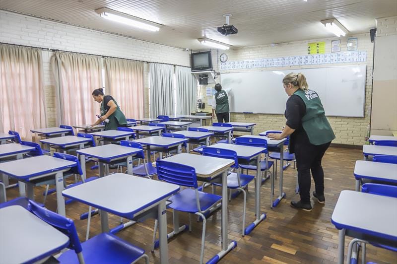 Gestão de Pimentel quer retomar aulas de inglês com professores sem formação na área