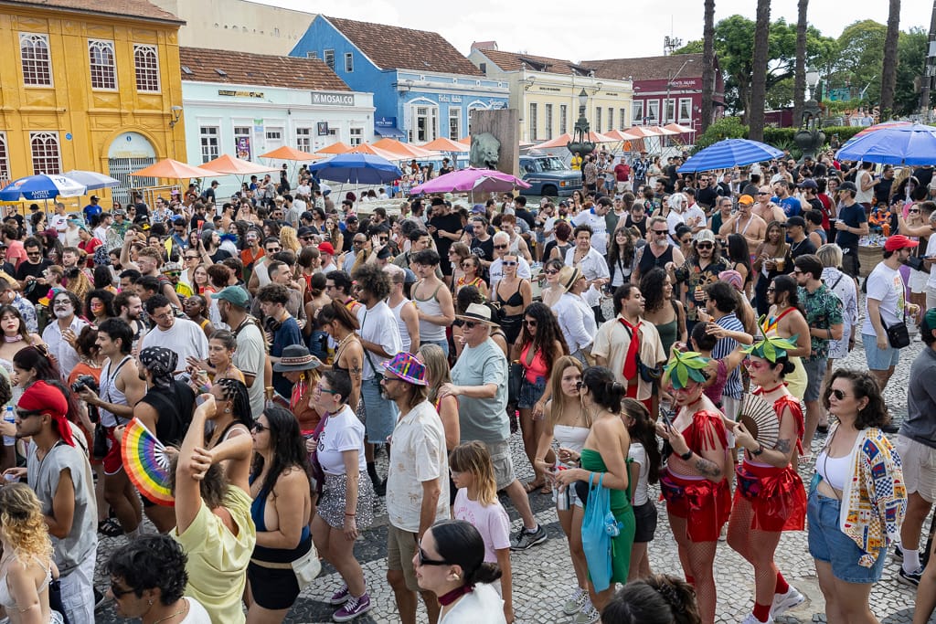 foliões no largo da ordem