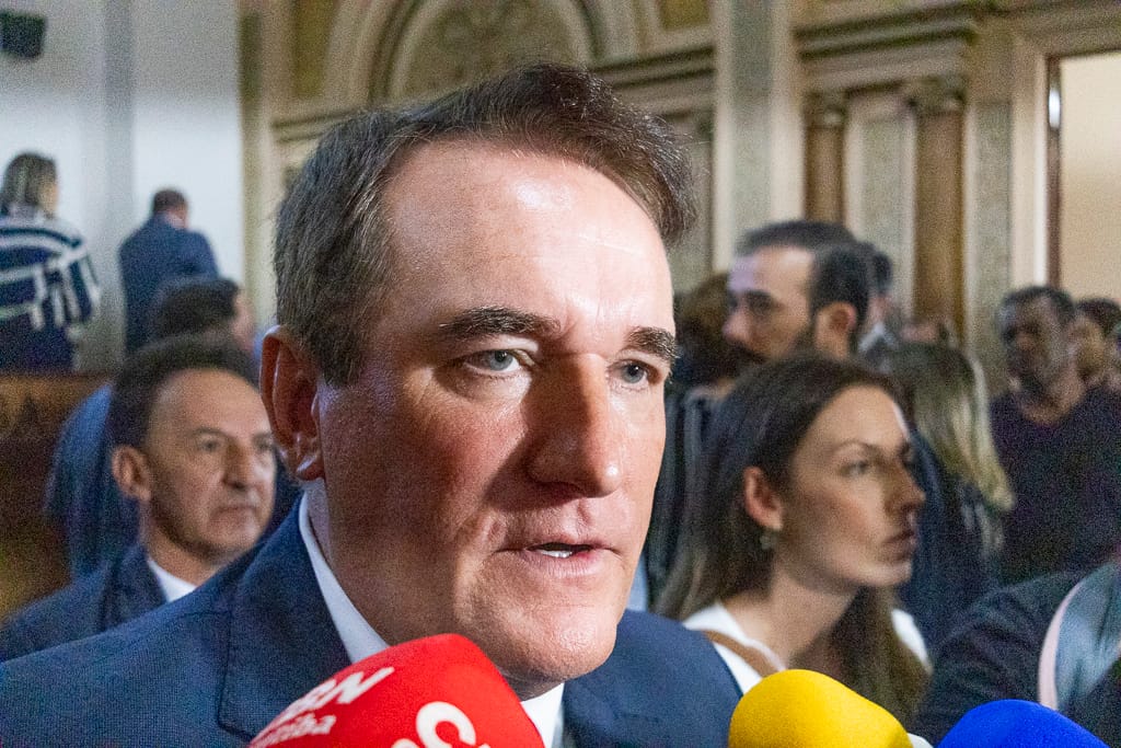 homem branco dando entrevista 