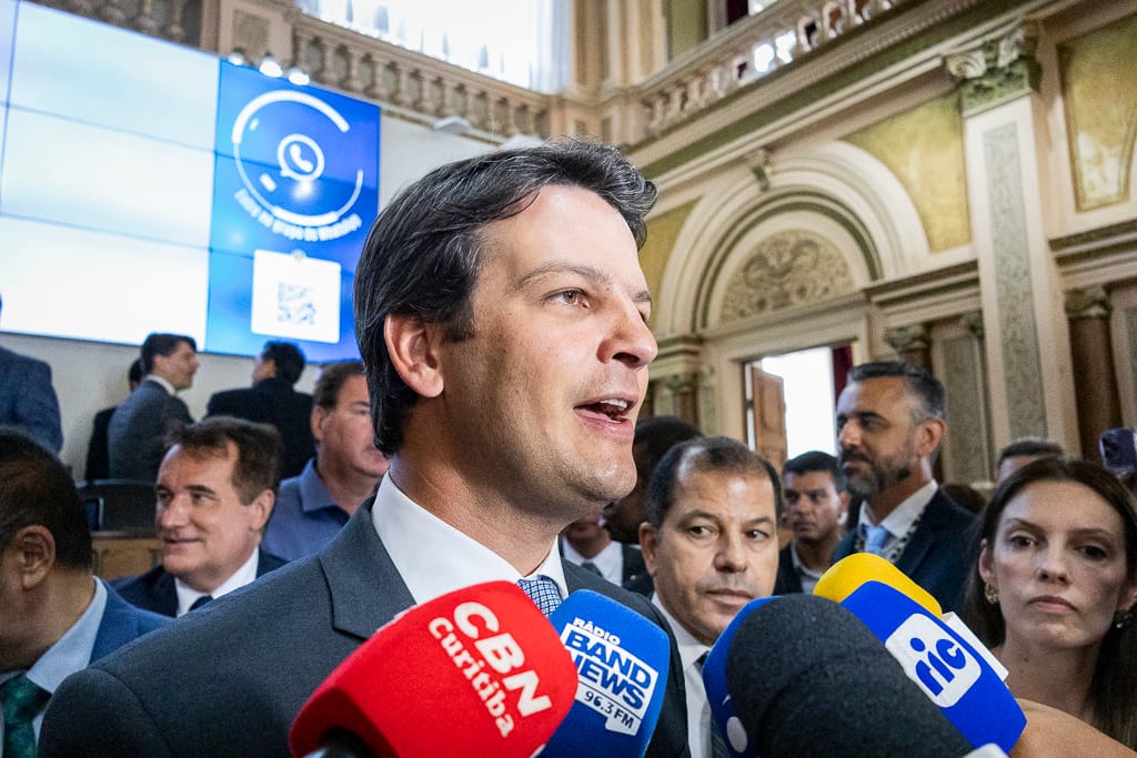 Homem branco falando aos jornalistas