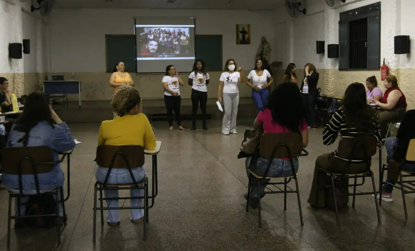 pessoas em sala de aula