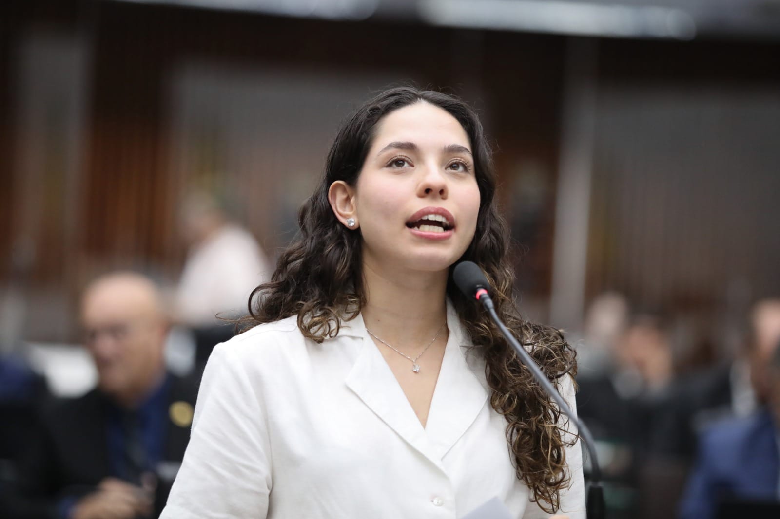 Deputada Ana Júlia cobra explicações sobre denúncias de assédio sexual em colégios cívico-militares