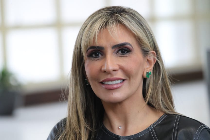 mulher branca loira
