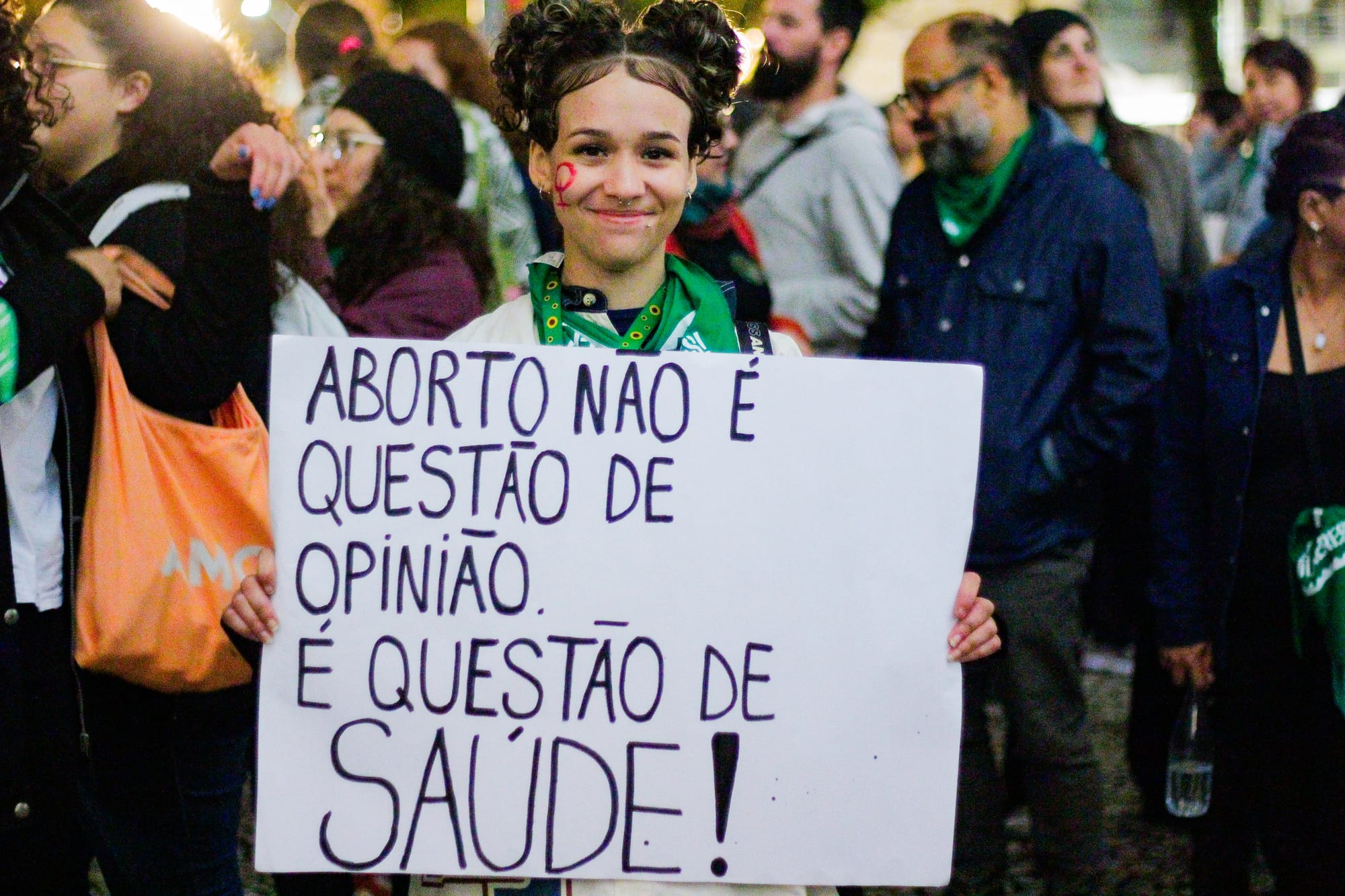 mulher segurando cartaz pró-aborto