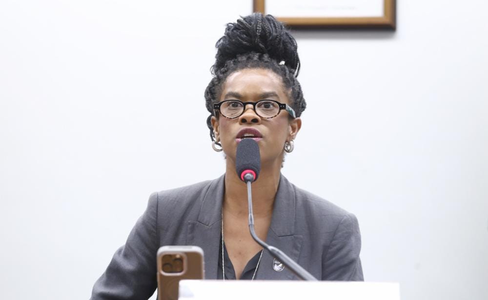 mulher negra de óculos