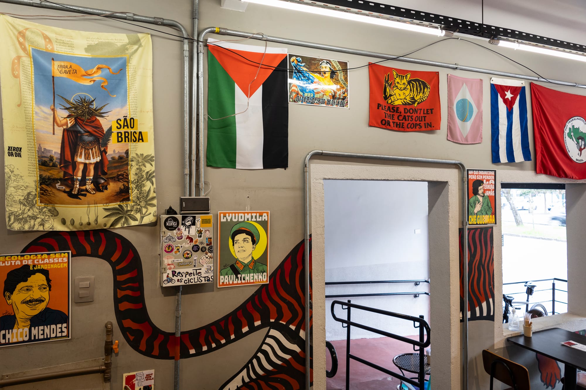 bandeiras de revolucionários comunistas