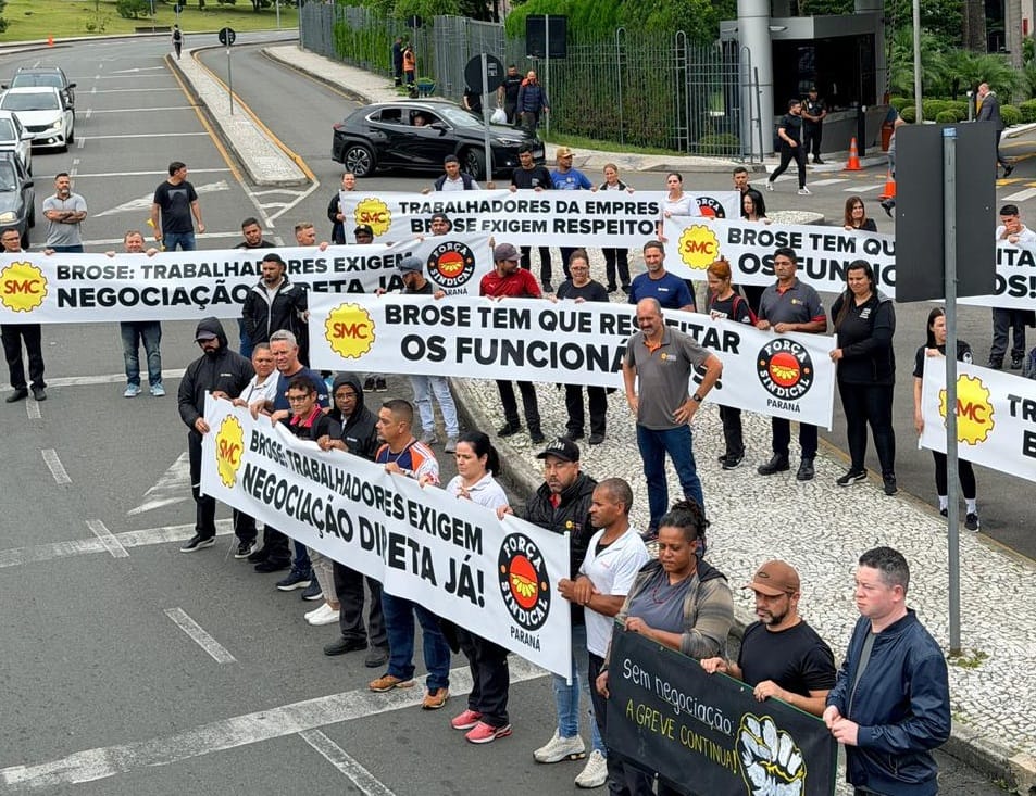 Metalúrgicos denunciam agressões da PM contra grevistas em São José dos Pinhais; veja o vídeo