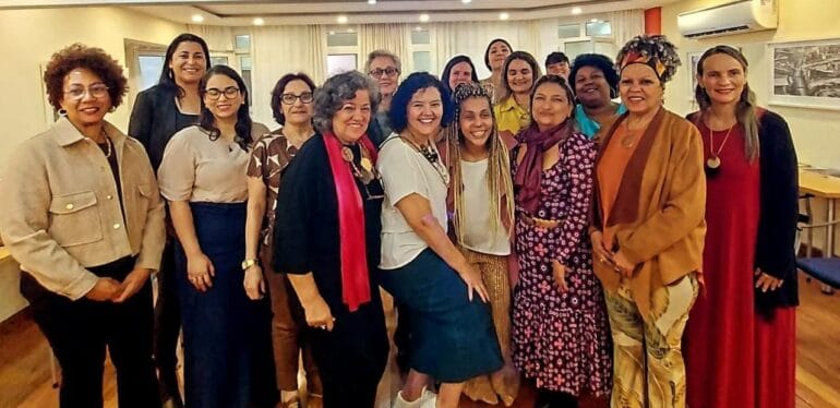 mulheres sorrindo para foto