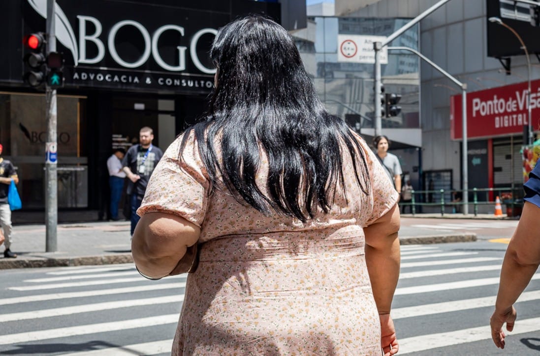 mulher obesa de costr