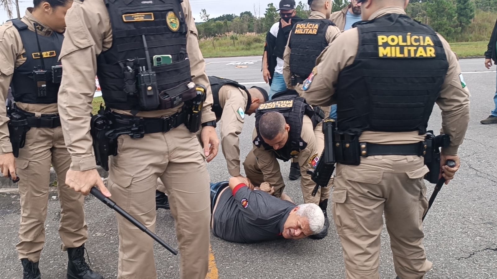 homem idoso rendido por policiais militares