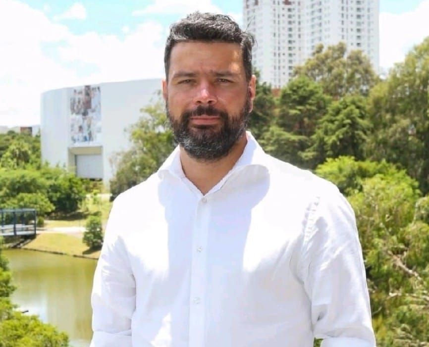 homem branco olhando para foto