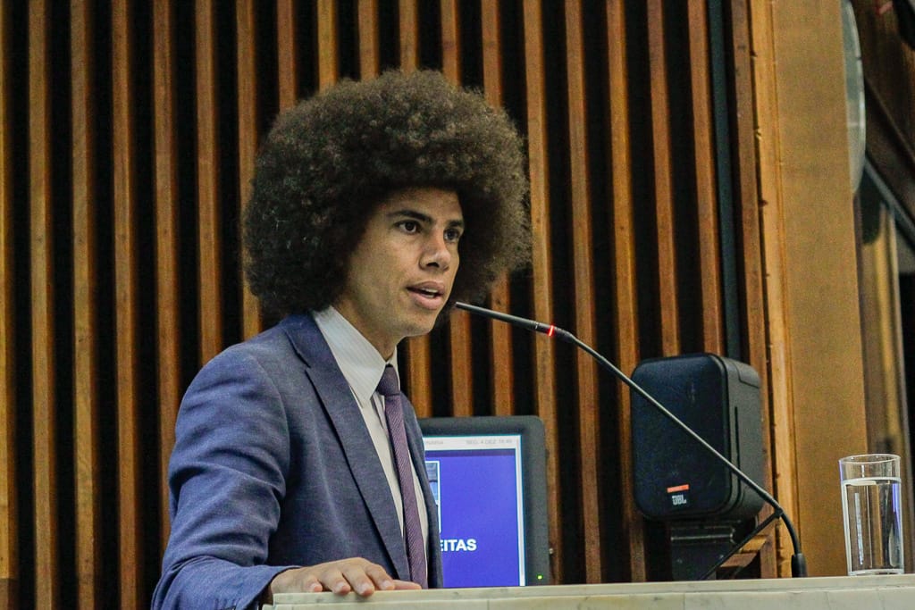homem negro de paletó