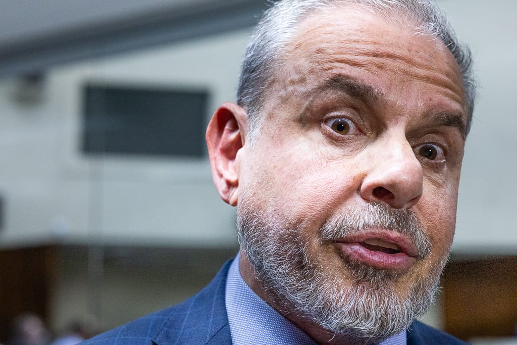 homem branco com expressão assustada