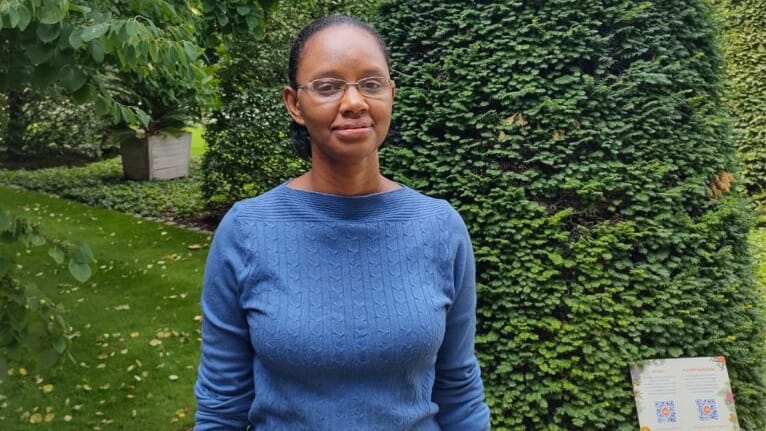 mulher negra usando roupa azul