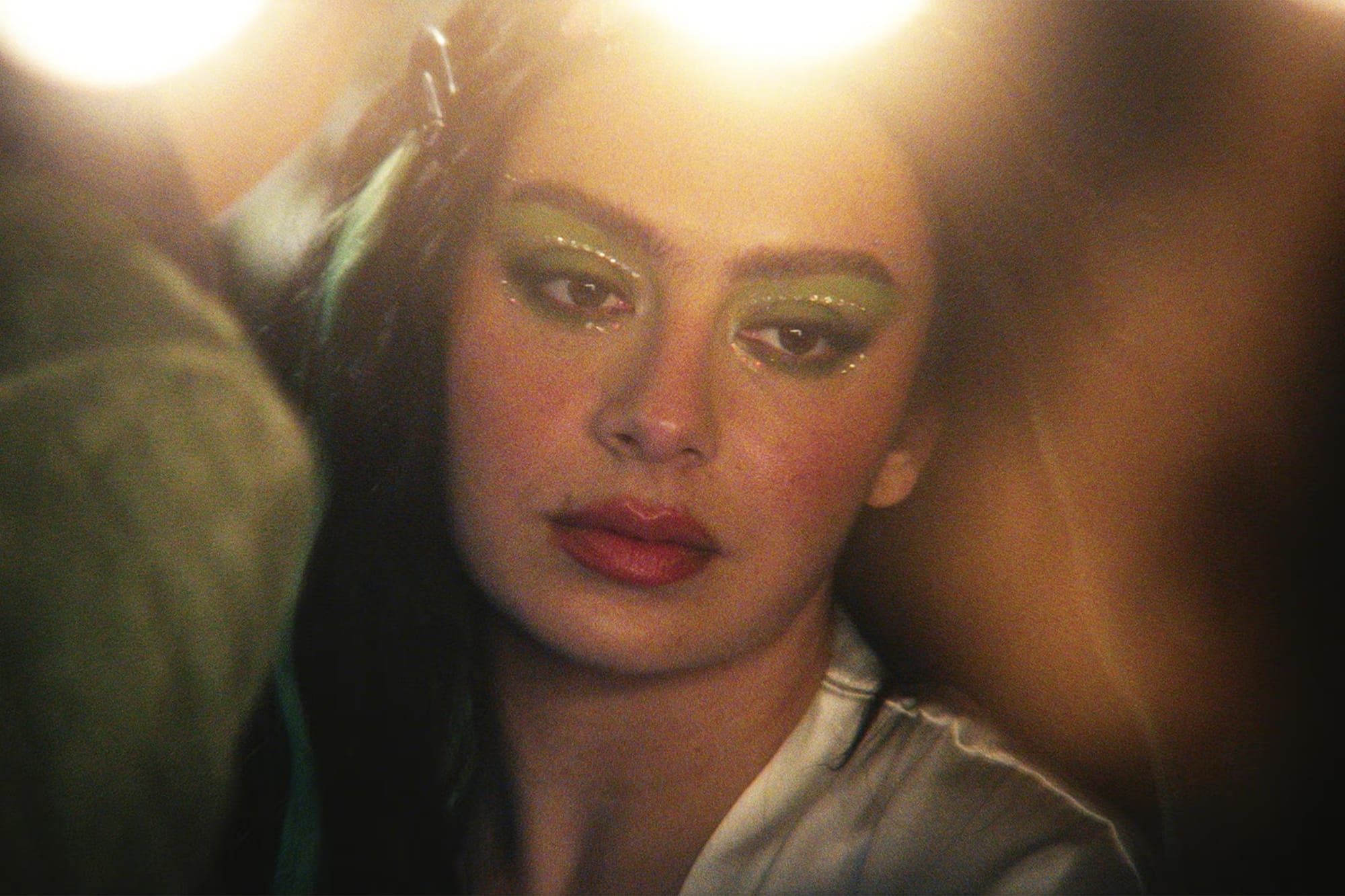 Filme "The Moment", com Charli xcx, denuncia o estrago que o capitalismo faz com a arte