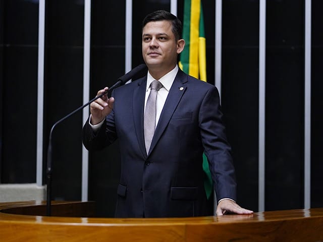 homem branco de terno 
