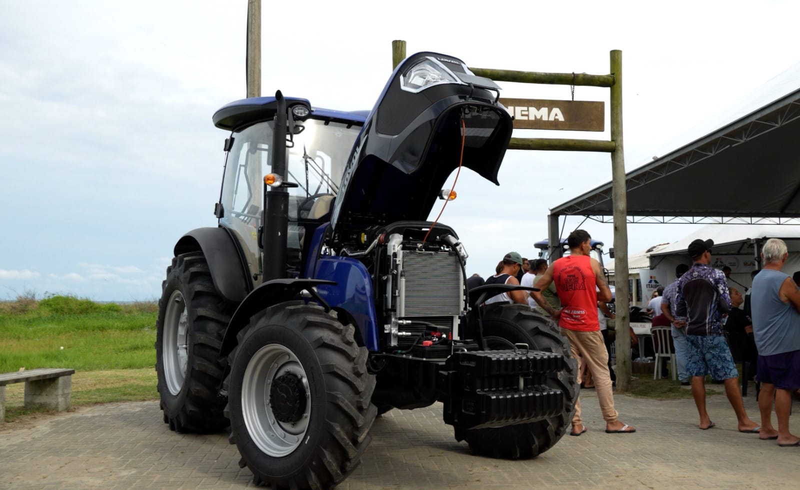 Pescadores de Pontal do Paraná recebem equipamentos da Itaipu Binacional