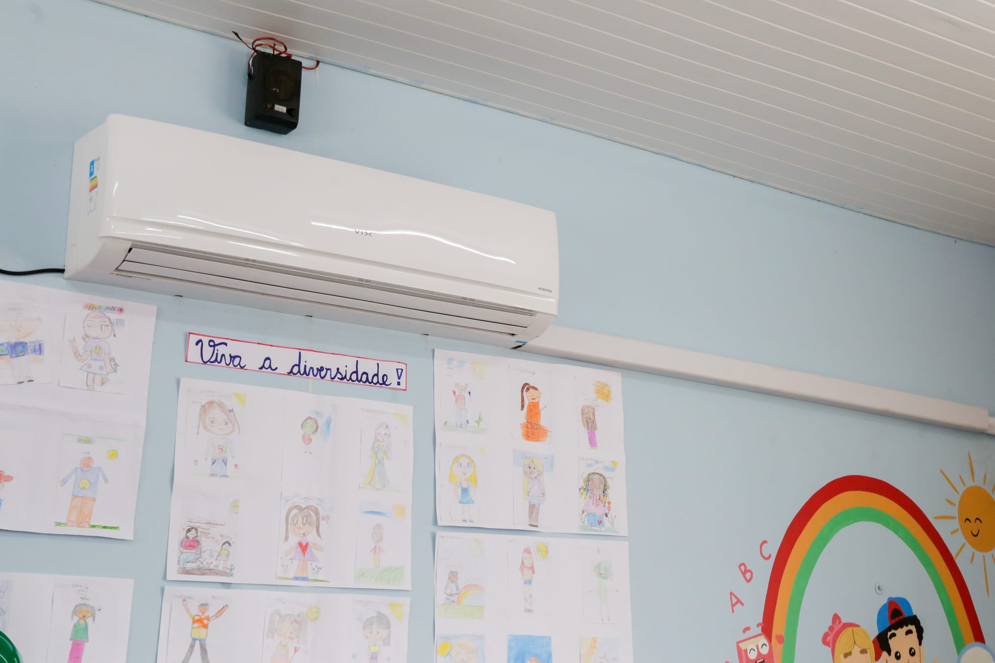 Prefeitura de Curitiba instala ares-condicionados sem ajustes elétricos em escolas