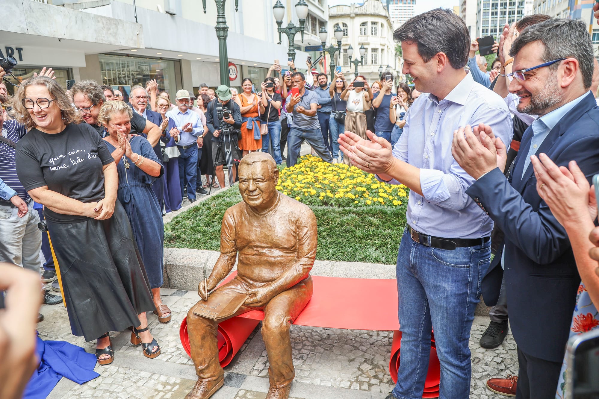 Curitiba ganha estátua em homenagem a Jaime Lerner