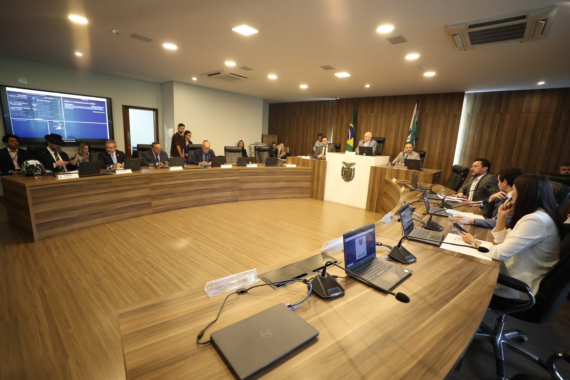 Com leilão suspenso, governo de Ratinho tenta alterar lei para salvar a privatização da Celepar