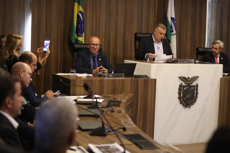homens brancos sentados
