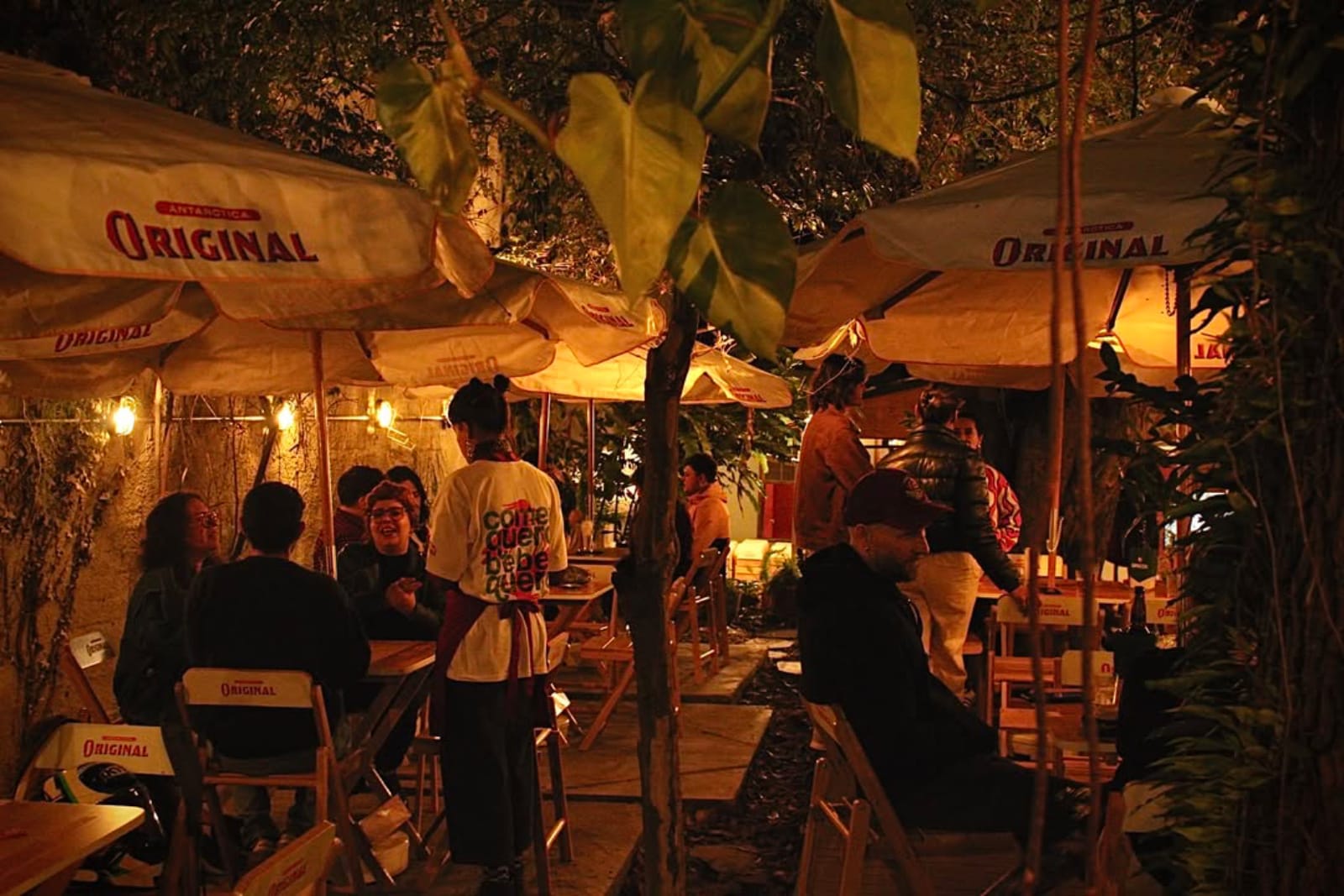 Pessoas no Queroquero - Bar e Restaurante, no Largo da Ordem, em Curitiba