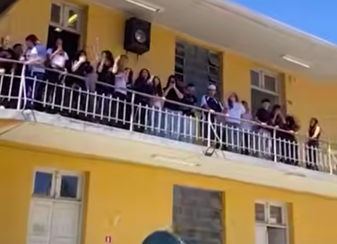 Alunos protestam por falta de água em colégio estadual e são dispensados