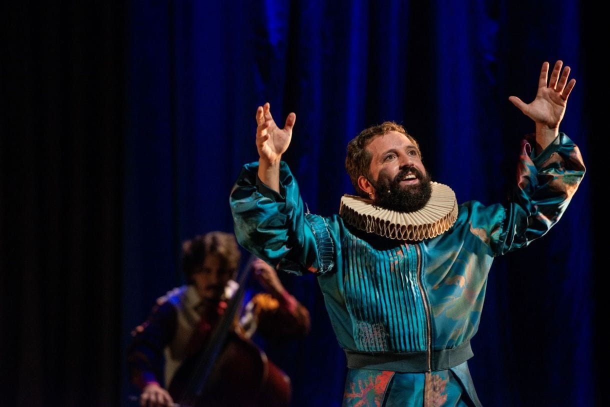 Gregório Duvivier volta a Curitiba com espetáculo "O Céu da Língua"