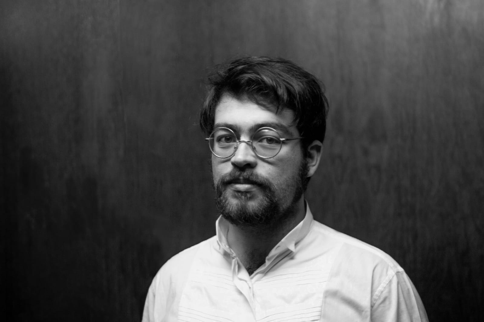 Escritor Nícolas Wolaniuk autor do livro "Um Sentimento Semelhante à Culpa"