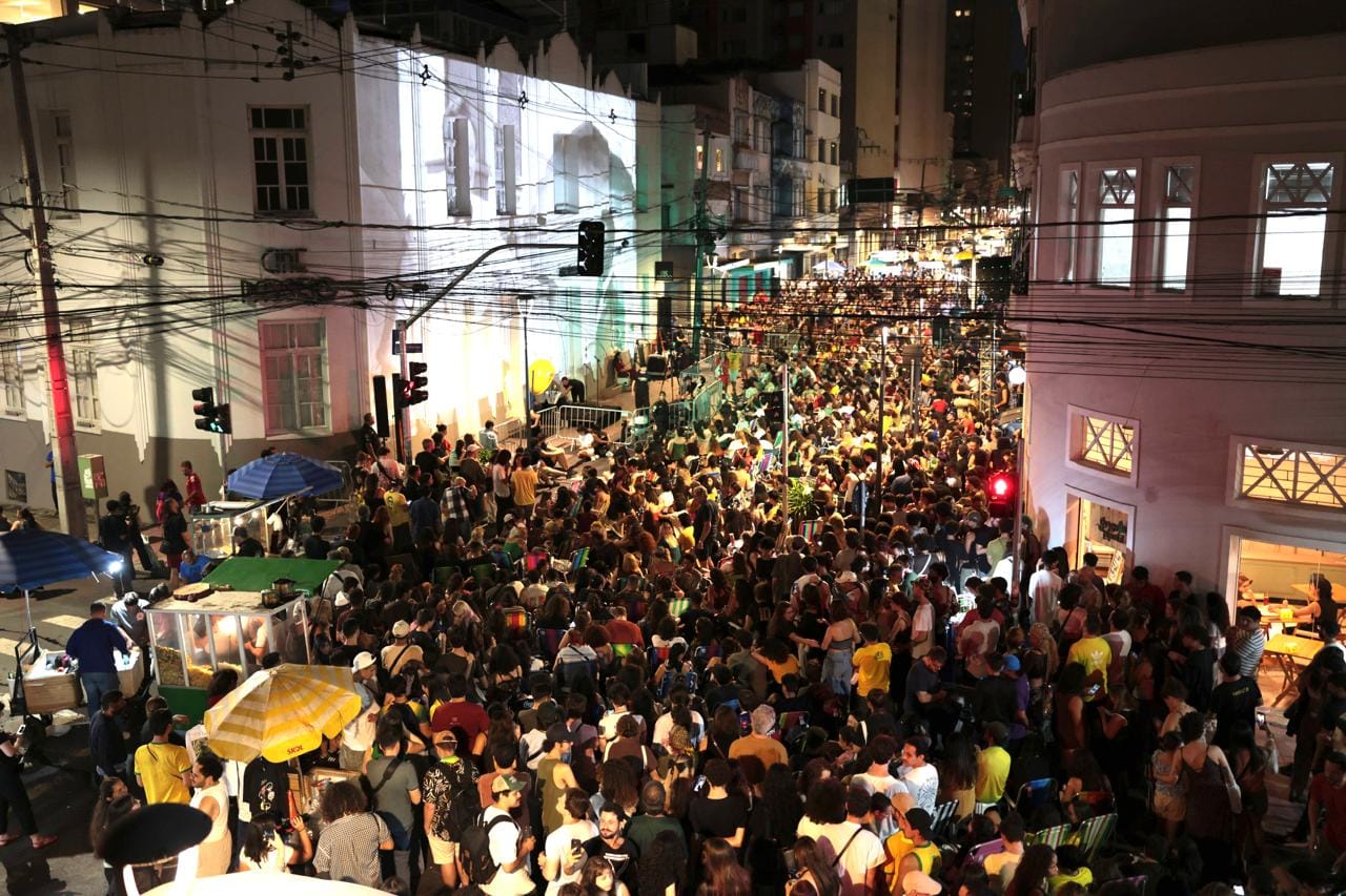 Multidão assistindo à transmissão do Oscar 2026 na fachada do Cine Passeio em Curitiba 