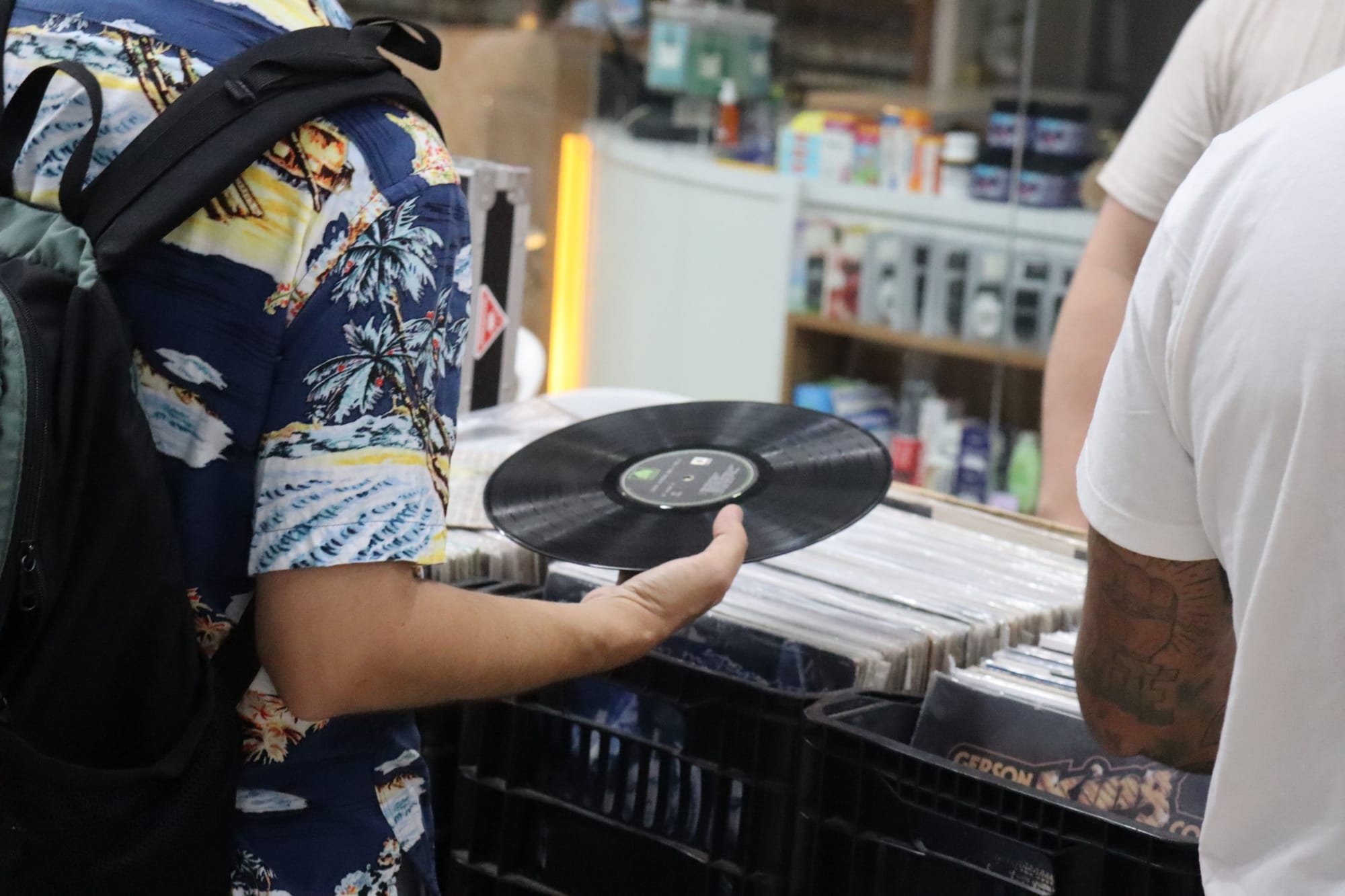 homem segurando vinil