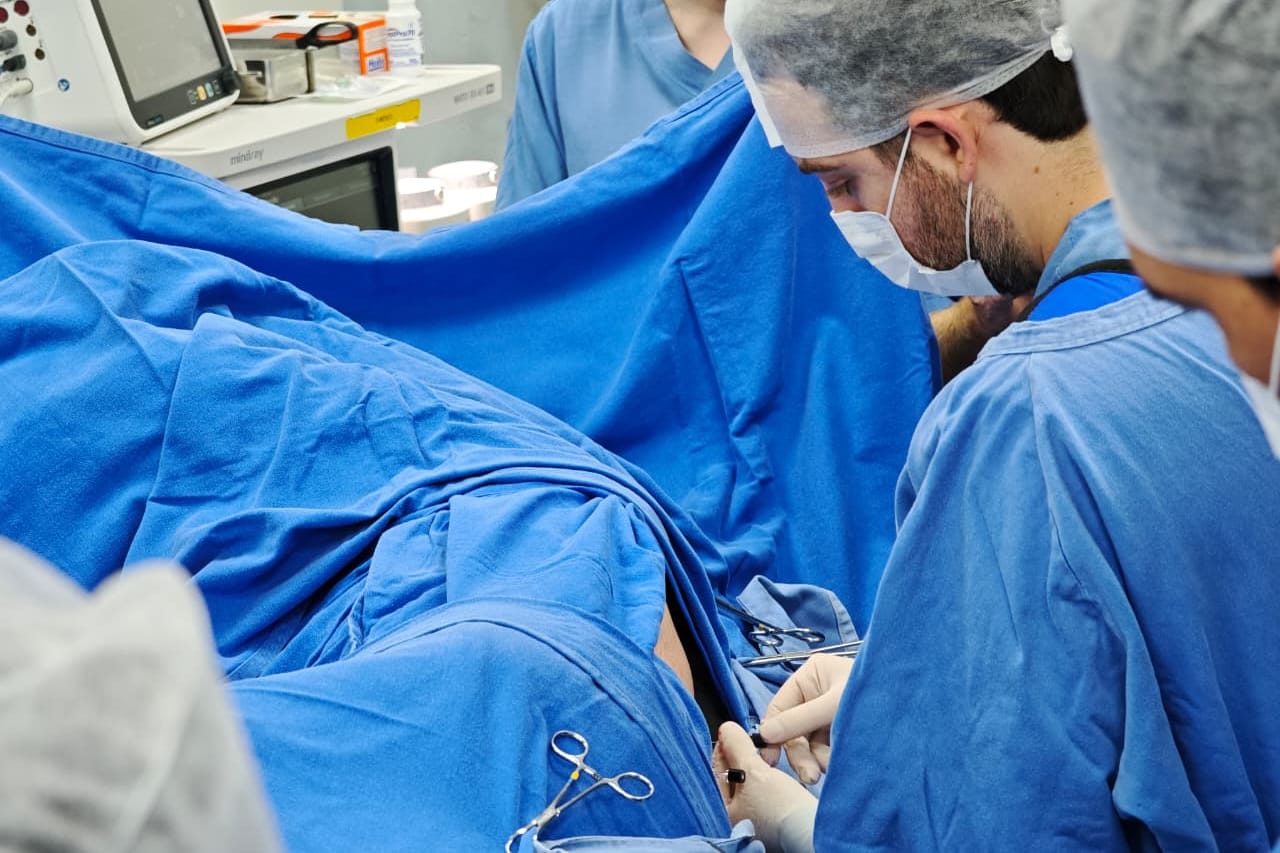 médicos fazendo aplicação 