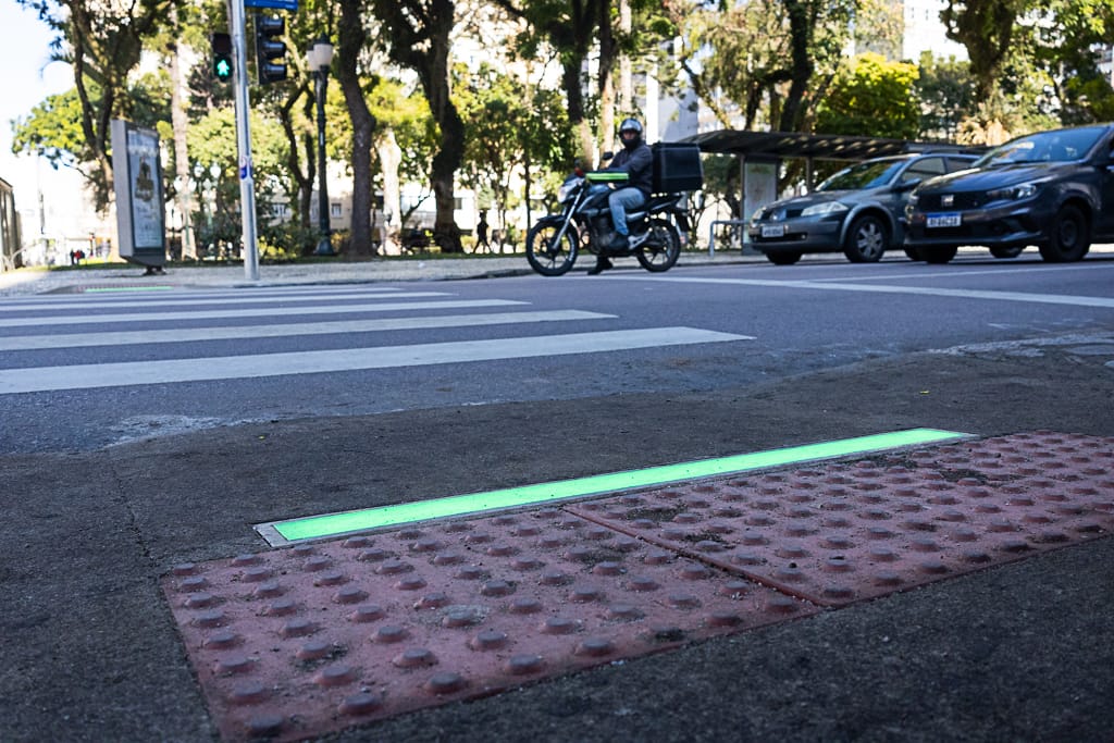 faixa luminosa em primeiro plano e moto em segundo