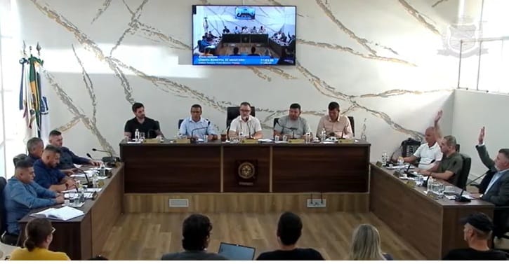 Câmara de Araucária volta atrás e rejeita denúncia contra prefeito do PL
