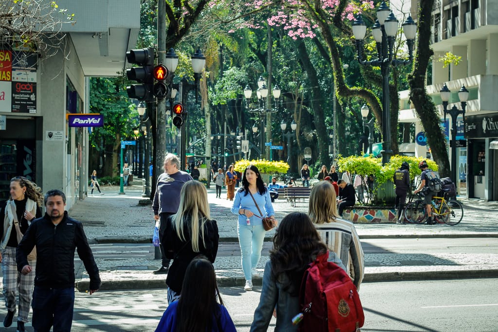 Proyecto que retira homenajes a los dueños de personas esclavizadas es un debate legítimo, dice historiadora de la UFPR