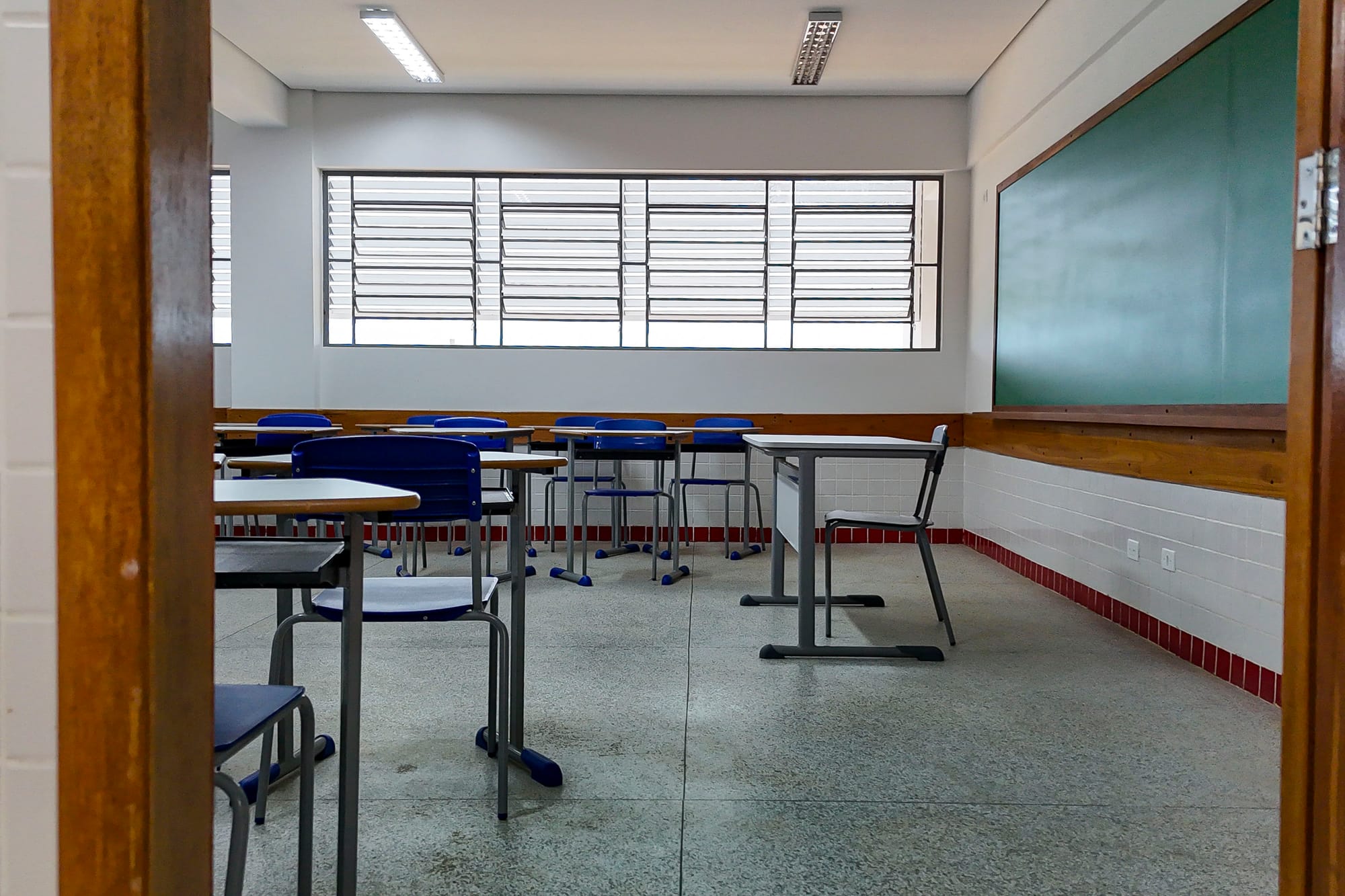 Paraná has the third-lowest salary in the country to join the state education network