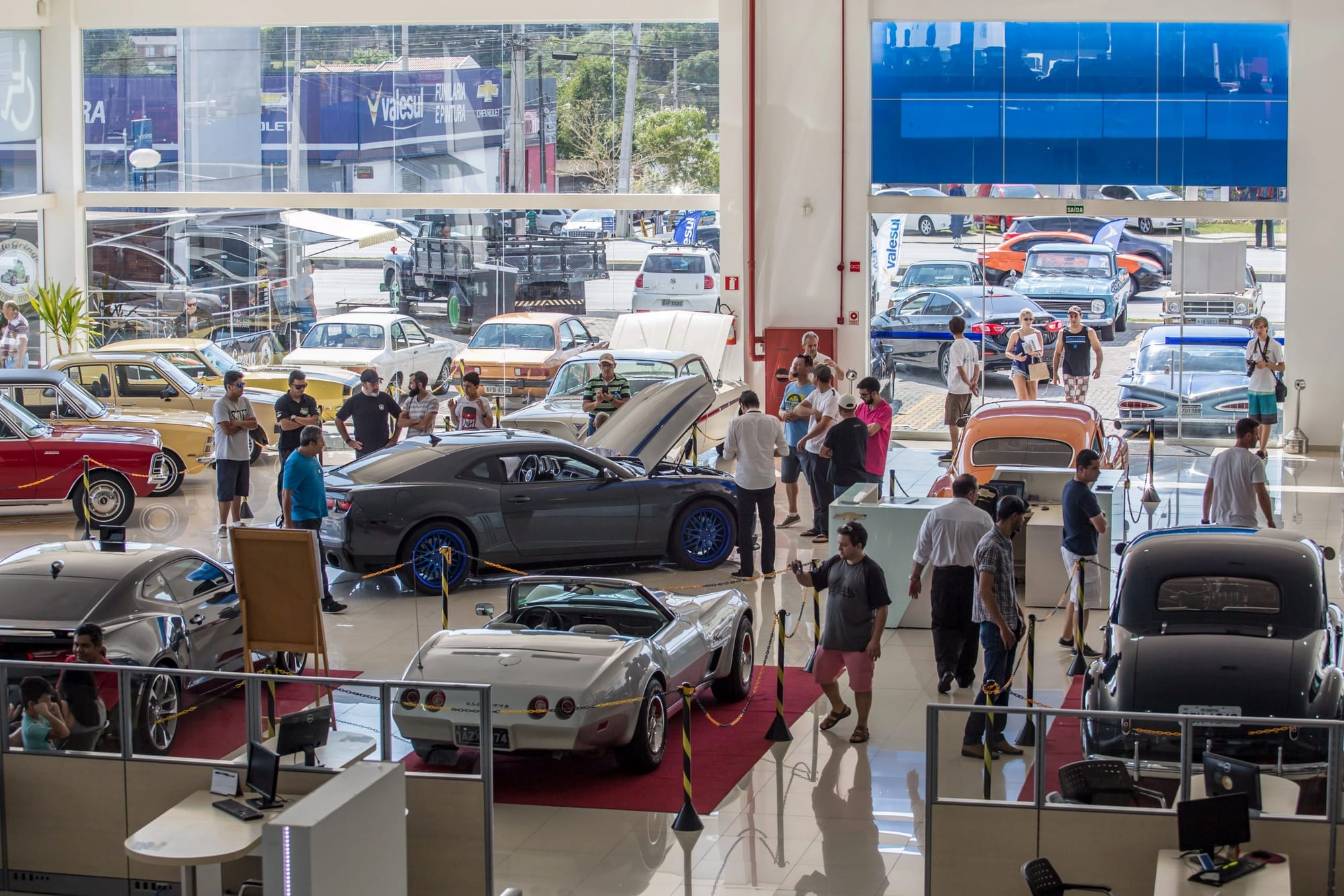 Old Cars leva mais de 100 carros clássicos para dentro de concessionária