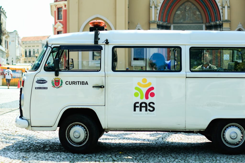 kombi branca adesivada