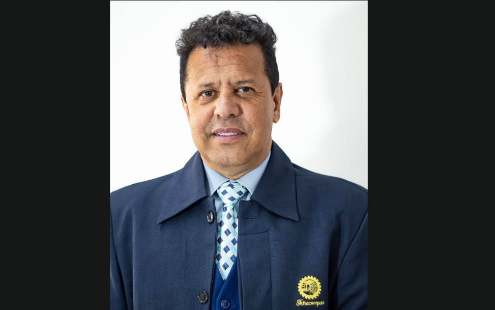 hombre negro sonriendo