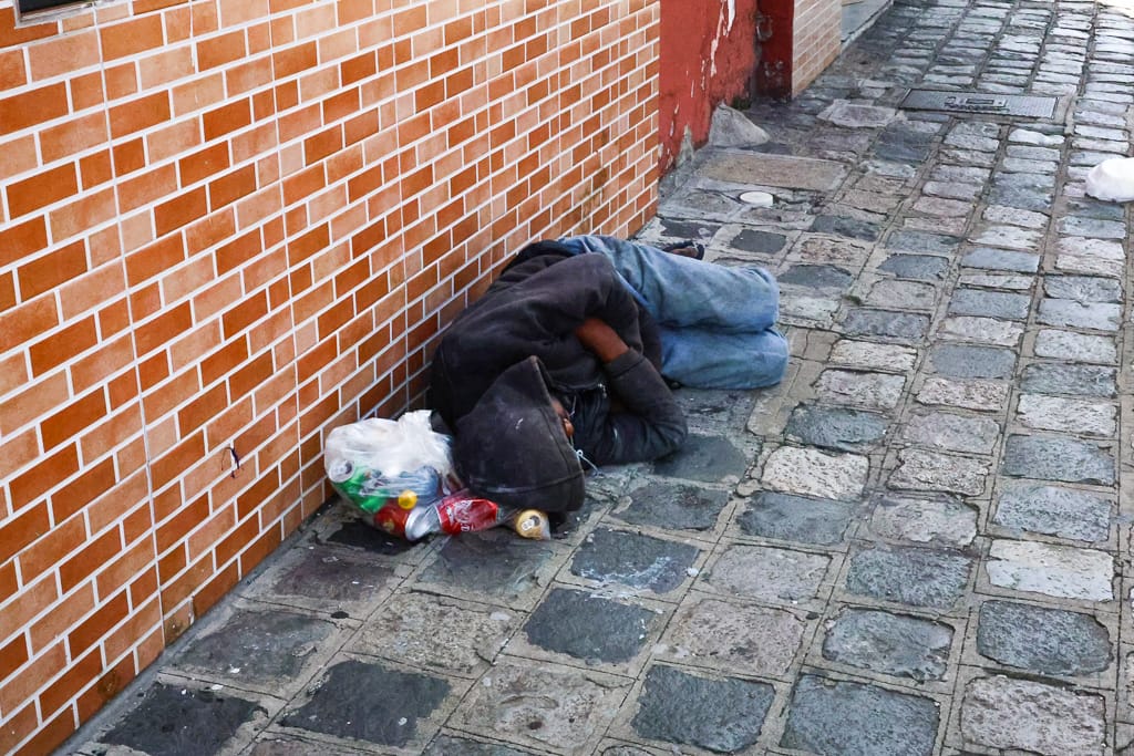 homem dormindo no chão