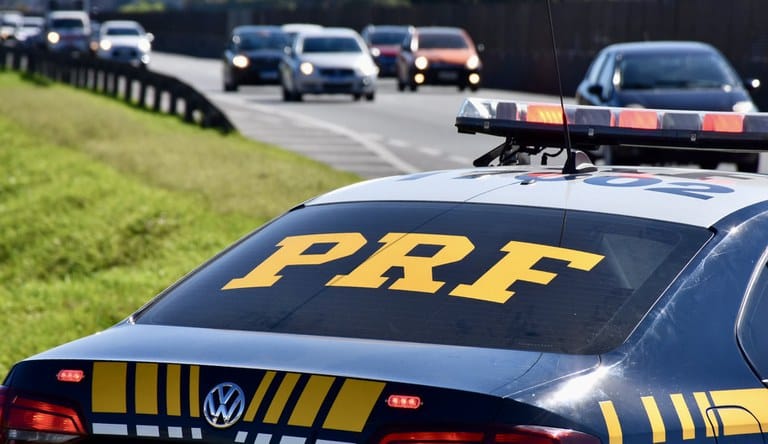 Veículos recolhidos pela PRF no Paraná podem ir a leilão se não forem regularizados