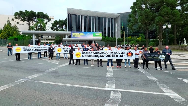 trabalhadores seguram cartazes