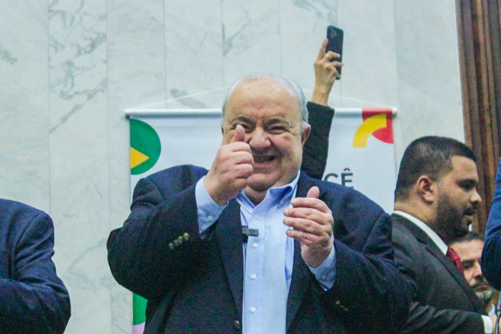 hombre blanco obeso sonriendo