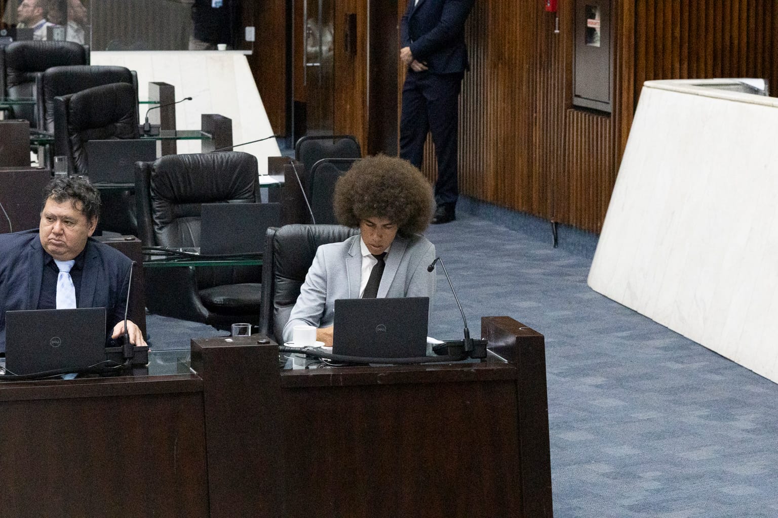 homem negro de paletó